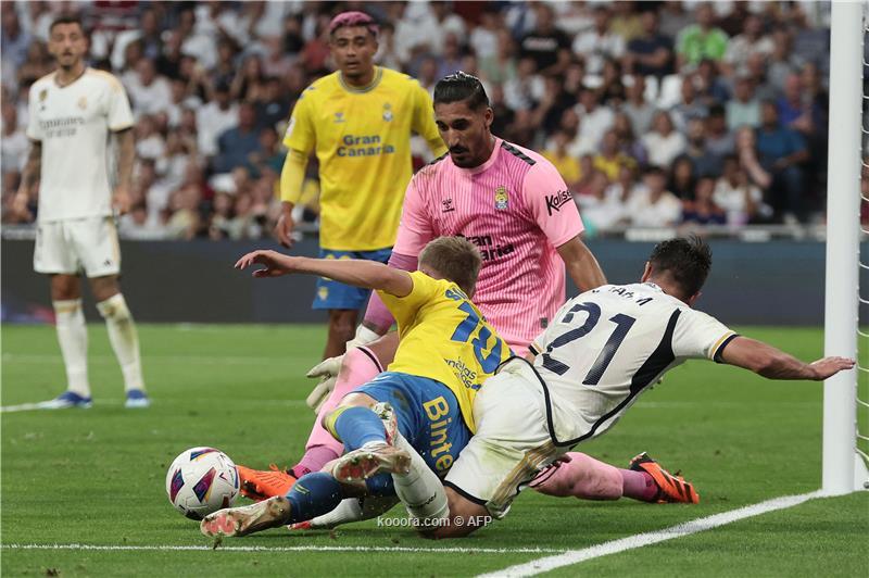 Intense Battle for the Ball Between Real Madrid and Las Palmas